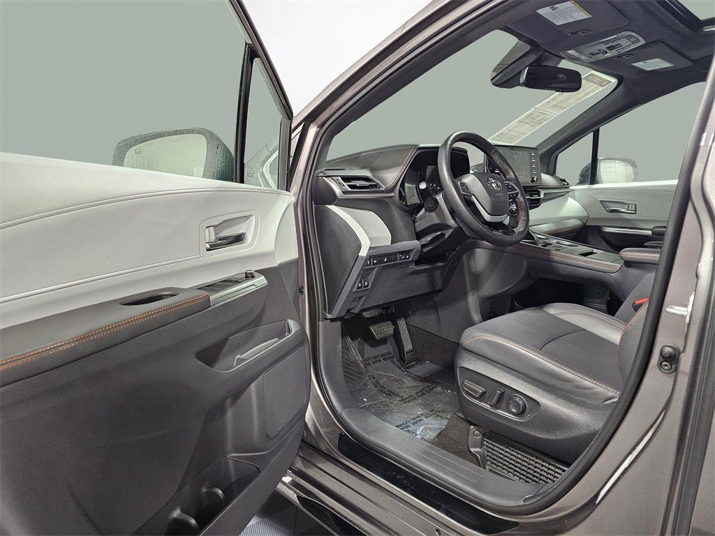 2022 Toyota Sienna LE 8 Passenger