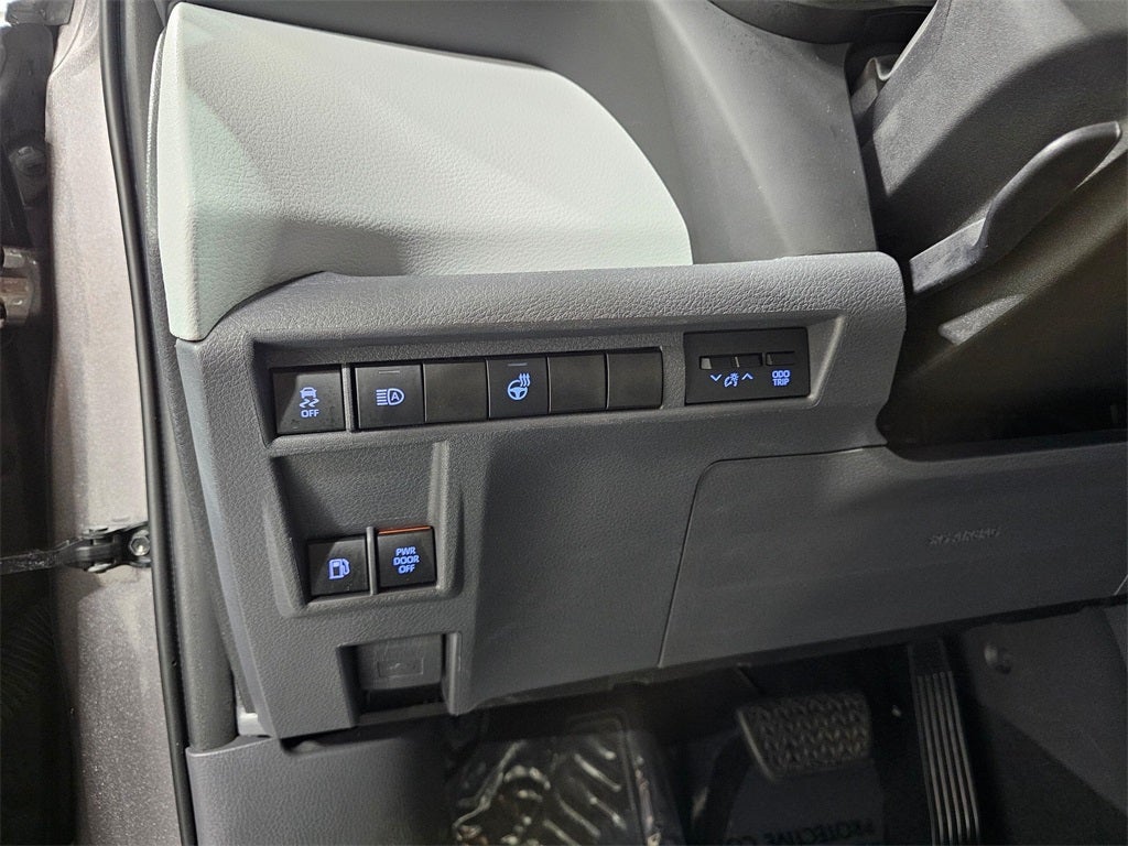 2022 Toyota Sienna LE 8 Passenger